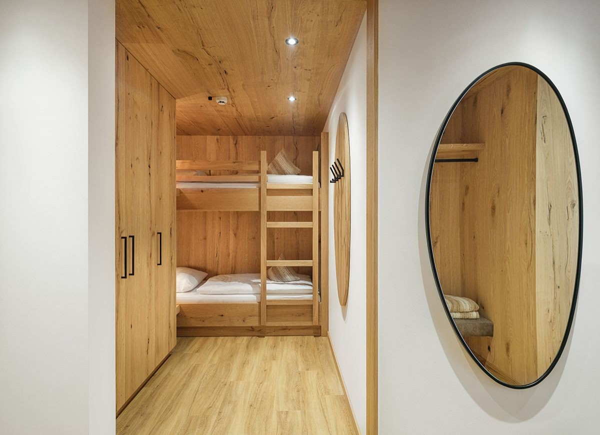 Blick ins Zimmer mit Stockbetten