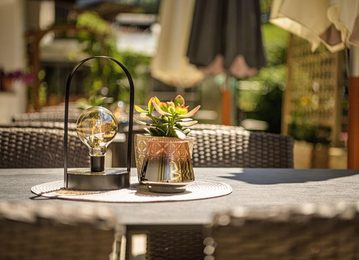 Tisch auf der Terrasse