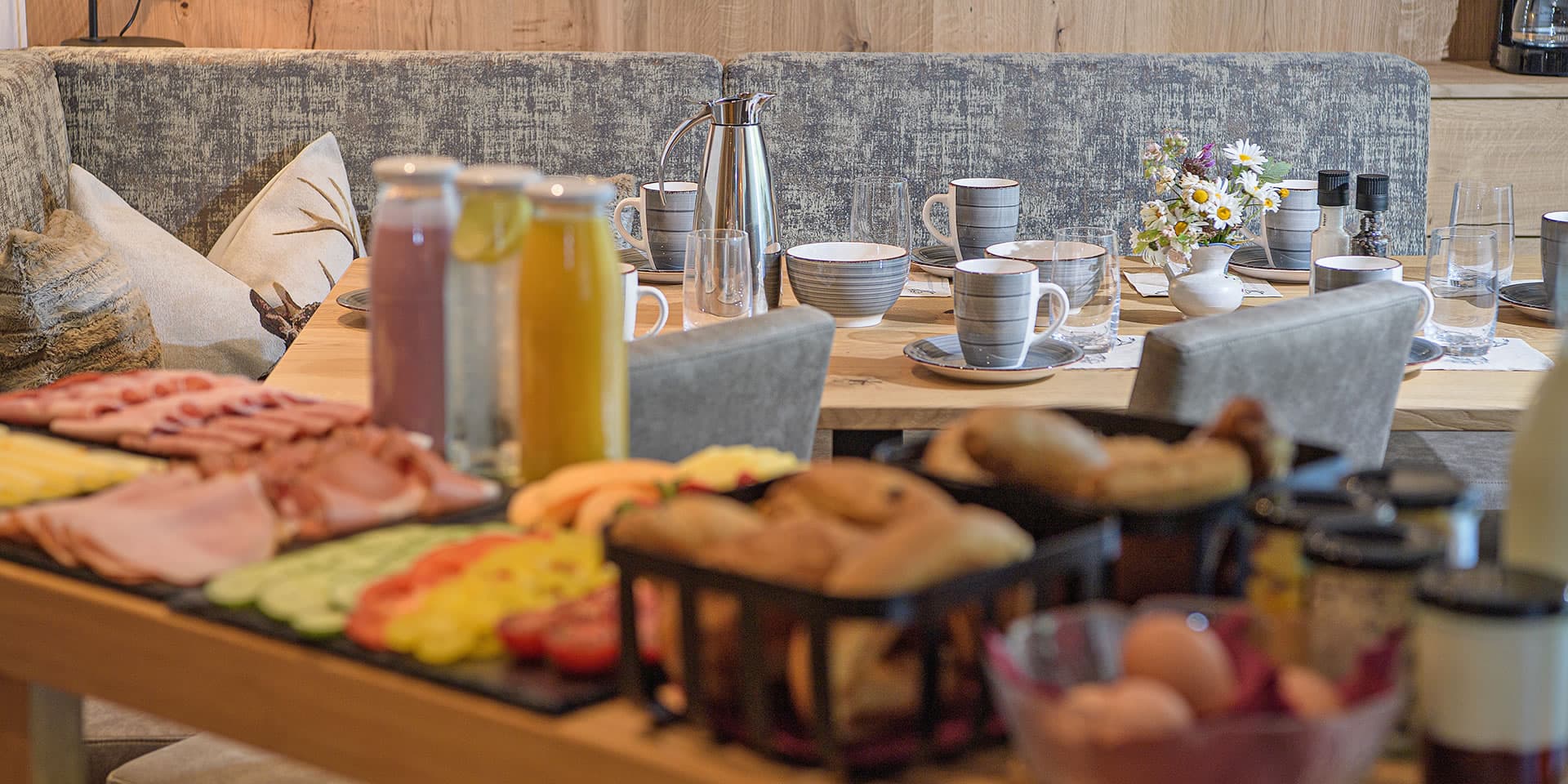 Leckeres Frühstück im Alpen-Nest